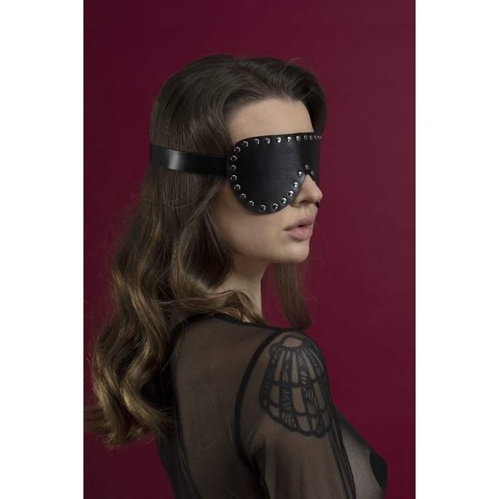 Маска на очі з заклепками Feral Feelings - Blindfold Mask, натуральна шкіра, чорна