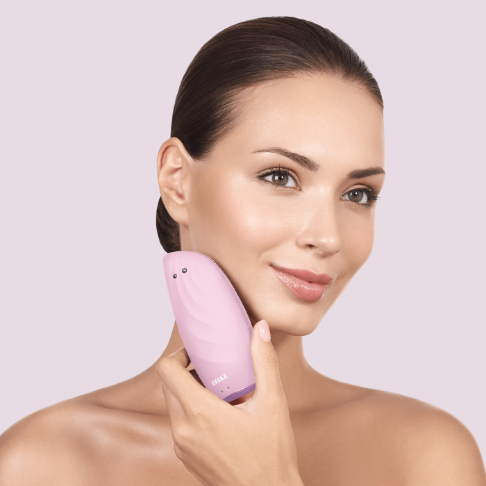 Очищувальна щітка для обличчя GESKE Sonic Thermo Facial Brush&Face-Lifter 8в1 pink