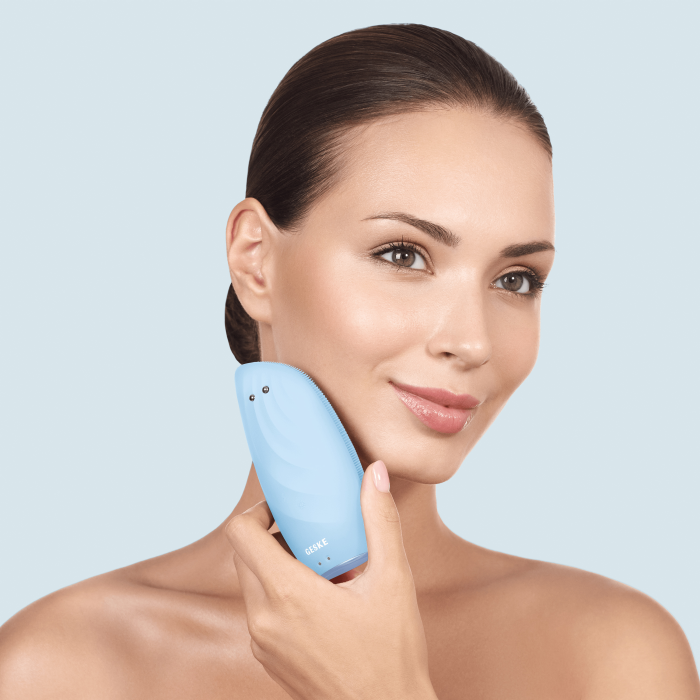 Очищувальна щітка для обличчя GESKE Sonic Thermo Facial Brush&Face-Lifter 8в1 aquamarine