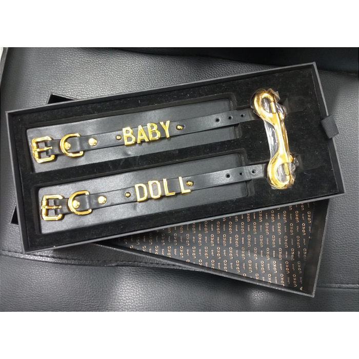 Наручники з написом BABY DOLL від UPKO з італійської шкіри, чорні із золотою фурнітурою