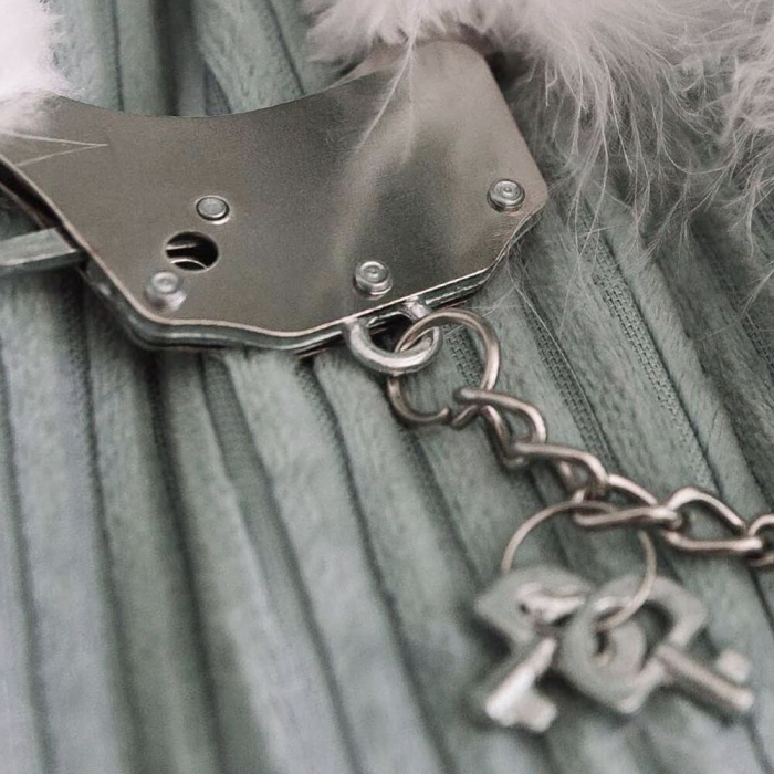 Наручники металеві Adrien Lastic Handcuffs Black з чорним пухнастим оздобленням